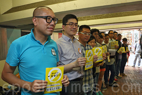 法政匯思、杏林覺醒等11個專業團體在鵝頸橋設街站宣傳反假普選。(蔡雯文/大紀元) 法政匯思、杏林覺醒等11個專業團體在鵝頸橋設街站宣傳反假普選。(蔡雯文/大紀元)