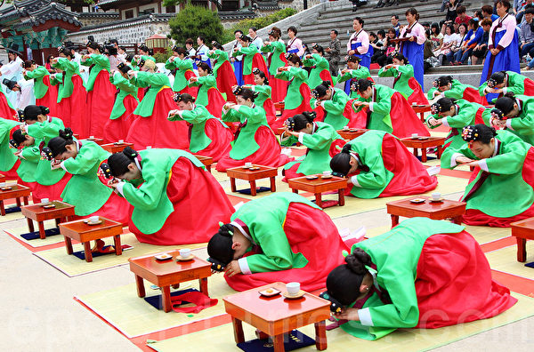 2015年5月18日,韩国首尔南山韩屋村举行43届成年礼。(全宇/大纪元) 2015年5月18日,韩国首尔南山韩屋村举行43届成年礼。(全宇/大纪元)