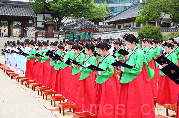 2015年5月18日,韩国首尔南山韩屋村举行43届成年礼。(全宇/大纪元) 2015年5月18日,韩国首尔南山韩屋村举行43届成年礼。(全宇/大纪元)