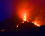 意大利火山喷发 岩浆如火龙照亮夜空