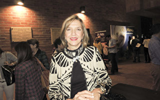 5月19日晚，Maribel Salazar_Decoradora女士在哥伦比亚麦德林观看了神韵舞剧《西游记》的演出。（林南／大纪元）