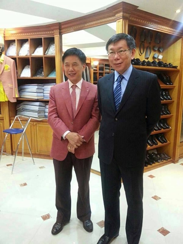 穿上李万进的手工西服,柯文哲变得更笔挺了。(图:绅装西服提供) 穿上李万进的手工西服,柯文哲变得更笔挺了。(图:绅装西服提供)