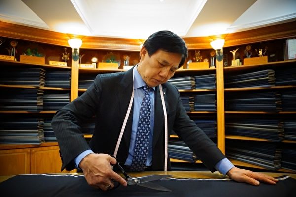 扎实的技术与时尚感,李万进打造出令名流满意的西服。(图:绅装西服提供) 扎实的技术与时尚感,李万进打造出令名流满意的西服。(图:绅装西服提供)