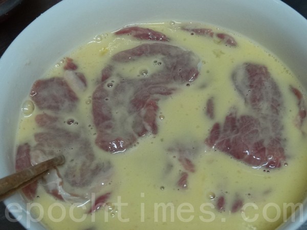 里脊猪肉片,用鸡蛋、面粉(或淀粉)拌匀上浆。(彩霞/大纪元) 里脊猪肉片,用鸡蛋、面粉(或淀粉)拌匀上浆。(彩霞/大纪元)