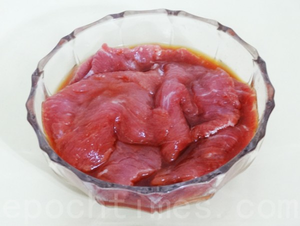 里脊猪肉片,用绍酒、香醋、酱油、砂糖腌渍1小时。(彩霞/大纪元) 里脊猪肉片,用绍酒、香醋、酱油、砂糖腌渍1小时。(彩霞/大纪元)