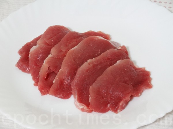 里脊猪肉切片是满族黄金肉的主要食材。(彩霞/大纪元) 里脊猪肉切片是满族黄金肉的主要食材。(彩霞/大纪元)