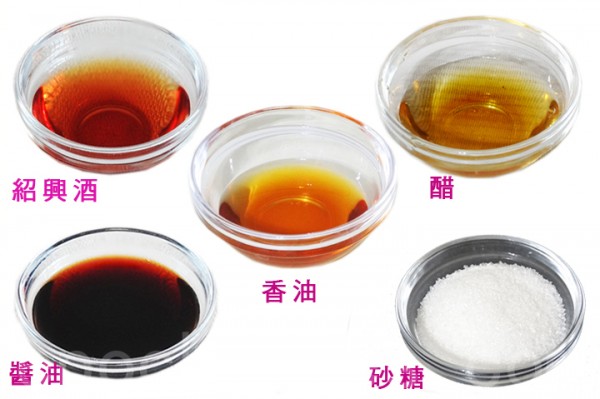 绍酒、醋、酱油、砂糖、香油是满族黄金肉的食材。(彩霞/大纪元) 绍酒、醋、酱油、砂糖、香油是满族黄金肉的食材。(彩霞/大纪元)