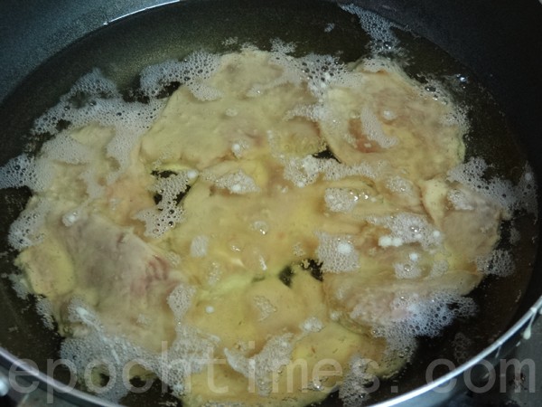 过一下油,炸至四分熟捞起,留少许油,肉片放回锅中煎到金黄。(彩霞/大纪元) 过一下油,炸至四分熟捞起,留少许油,肉片放回锅中煎到金黄。(彩霞/大纪元)