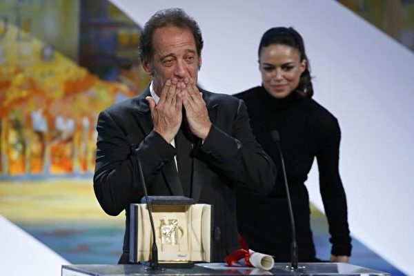 影坛苦熬32年,坎城影帝文森‧林顿(Vincent Lindon)领奖时泣不成声。(海鹏提供) 影坛苦熬32年,坎城影帝文森‧林顿(Vincent Lindon)领奖时泣不成声。(海鹏提供)