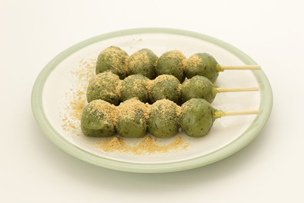 鲜嫩的艾草和糯米粉和在一起,包上馅料,再将其蒸熟即可食用。(Fotolia) 鲜嫩的艾草和糯米粉和在一起,包上馅料,再将其蒸熟即可食用。(Fotolia)