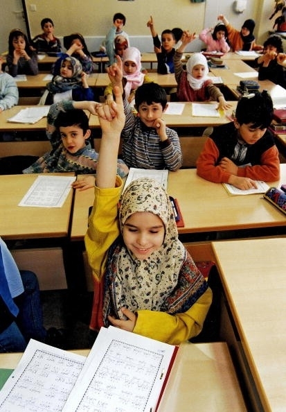 柏林小學生正在上課。三分之一小學新生有移民背景。(THEO HEIMANN/Getty Images) 柏林小學生正在上課。三分之一小學新生有移民背景。(THEO HEIMANN/Getty Images)