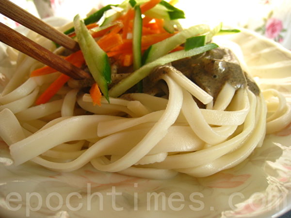 美味的夏日凉面(杨美琴/大纪元) 美味的夏日凉面(杨美琴/大纪元)