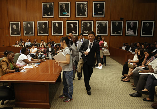 2013年,紐約布魯克林區法院共為77,000位移民舉辦入籍儀式。圖為新公民正在交還他們的綠卡。(John Moore/Getty Images) 2013年,紐約布魯克林區法院共為77,000位移民舉辦入籍儀式。圖為新公民正在交還他們的綠卡。(John Moore/Getty Images)