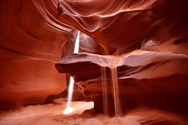 當陽光透進上羚羊峽谷中，抛沙增加光柱效果時。（MLADEN ANTONOV/AFP）