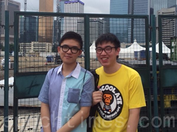 Crystal和Phoebe是将要毕业的大学生,虽然对荔园没有印象,但希望趁暑假来找份工作赚钱。(赵若水/大纪元) Crystal和Phoebe是将要毕业的大学生,虽然对荔园没有印象,但希望趁暑假来找份工作赚钱。(赵若水/大纪元)