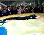法国总理瓦尔斯(左3)2015年5月29日参访米兰世博会的意大利馆。(GIUSEPPE CACACE/AFP/Getty Images)