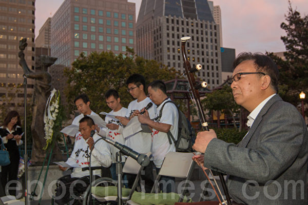6月3日晚,旧金山各界民众在中国城的花园角举办题为“从未忘记,永不放弃”的六四26周年纪念烛光晚会。在辛灏年先生“江河水”悲慷的二胡伴奏下,方政等人逐一念出收集到的六四时倒在中共枪口和坦克下的遇难者名单。(马有志/大纪元) 6月3日晚,旧金山各界民众在中国城的花园角举办题为“从未忘记,永不放弃”的六四26周年纪念烛光晚会。在辛灏年先生“江河水”悲慷的二胡伴奏下,方政等人逐一念出收集到的六四时倒在中共枪口和坦克下的遇难者名单。(马有志/大纪元)