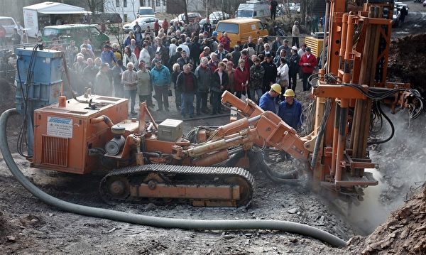 2008年2月,在德国萨克森州的Deutschneudorf镇,寻找“纳粹宝藏”的掘地三尺,最终无功而返。(Getty Images/Johannes Simon) 2008年2月,在德国萨克森州的Deutschneudorf镇,寻找“纳粹宝藏”的掘地三尺,最终无功而返。(Getty Images/Johannes Simon)
