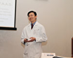 皮膚科醫師林殿祥(Dr. Michael Lin)在國家銀屑病基金會講座現場。(張岳/大紀元)