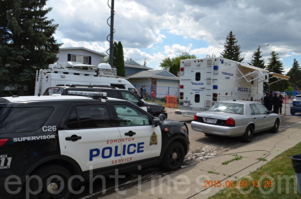 槍擊事件發生后,警方封鎖了該地區。案發後第二天下午,消防車仍停在現場。(陳
新宇/大紀元) 槍擊事件發生后,警方封鎖了該地區。案發後第二天下午,消防車仍停在現場。(陳
新宇/大紀元)