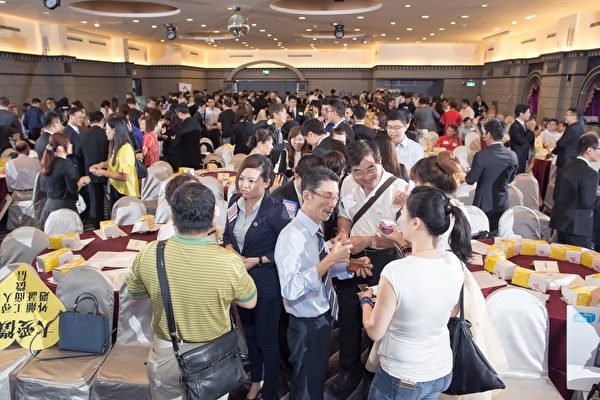 全球最大商務引薦平台BNI商會富樂分會,今(9)日於高雄華園飯店舉行啟動大會, 南台灣300餘企業人士齊聚一堂。(BNI富樂分會提供) 全球最大商務引薦平台BNI商會富樂分會,今(9)日於高雄華園飯店舉行啟動大會, 南台灣300餘企業人士齊聚一堂。(BNI富樂分會提供)