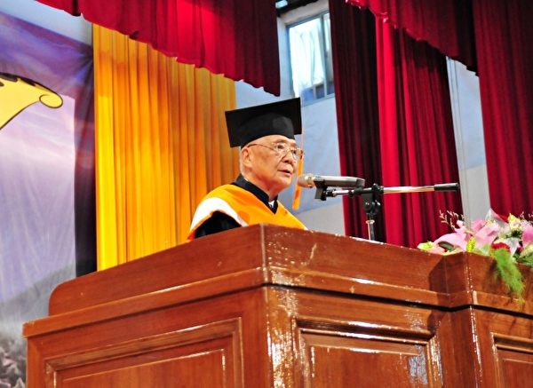 國立聯合大學校長許銘熙,在致詞時期勉畢業生「勇於開始,迎接夢想」。(苗縣府/提供) 國立聯合大學校長許銘熙,在致詞時期勉畢業生「勇於開始,迎接夢想」。(苗縣府/提供)