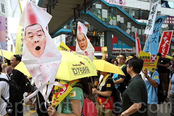 民陣等團體在立法會表決政改方案倒數三日前發起「全民否決政改」遊行,反對人大831框架下的政改方案,3,500人參與,有市民用道具要求炒特首梁振英魷魚(下台)。(潘在殊/大紀元) 民陣等團體在立法會表決政改方案倒數三日前發起「全民否決政改」遊行,反對人大831框架下的政改方案,3,500人參與,有市民用道具要求炒特首梁振英魷魚(下台)。(潘在殊/大紀元)