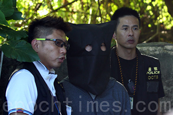 西貢蠔涌亞洲電視舊廠房發生懷疑炸彈案,警方6月6日下午約5時,將其中一名疑犯押返現場重組案情。(潘在殊∕大紀元) 西貢蠔涌亞洲電視舊廠房發生懷疑炸彈案,警方6月6日下午約5時,將其中一名疑犯押返現場重組案情。(潘在殊∕大紀元)
