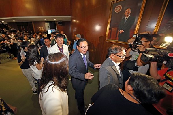 經民聯林健鋒提出休會15分鐘,等候另一位議員劉皇發趕回議會,被立法會主席曾鈺成否決,如期表決政改方案。由於仍有幾名建制派議員未有離席,導致法定人數仍然足夠投票。建制派得知結果後表現失望。(潘在殊/大紀元) 經民聯林健鋒提出休會15分鐘,等候另一位議員劉皇發趕回議會,被立法會主席曾鈺成否決,如期表決政改方案。由於仍有幾名建制派議員未有離席,導致法定人數仍然足夠投票。建制派得知結果後表現失望。(潘在殊/大紀元)