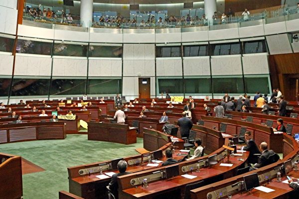 投票前一刻,大部份建制派議員突然離場,只有8名建制派議員留在會議廳內。(潘在殊/大紀元) 投票前一刻,大部份建制派議員突然離場,只有8名建制派議員留在會議廳內。(潘在殊/大紀元)