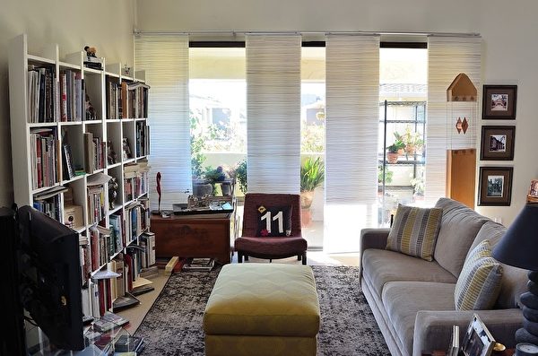 （After）客厅放入量身定做的家具，兼具读书、娱乐等功能。（巴塞特提供）