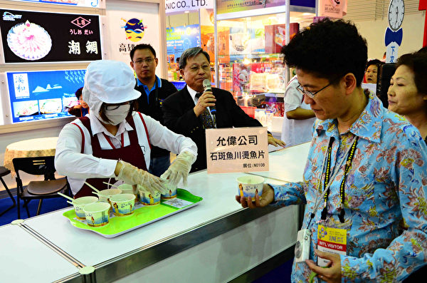 台北国际食品展展览期间,各商家推出试吃活动与多项优惠。(高市海洋局提供) 台北国际食品展展览期间,各商家推出试吃活动与多项优惠。(高市海洋局提供)