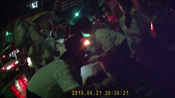 嘉义市一名33岁孕妇21日晚间骑机车,与一辆轿车发生擦撞,倒地受伤;由于当时正下着雨,附近居民见状,立即为她撑伞。(嘉义市消防局提供) 嘉义市一名33岁孕妇21日晚间骑机车,与一辆轿车发生擦撞,倒地受伤;由于当时正下着雨,附近居民见状,立即为她撑伞。(嘉义市消防局提供)