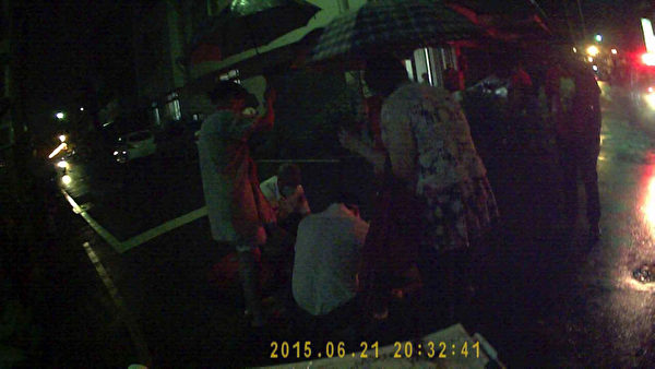 嘉义市一名33岁孕妇21日晚间骑机车,与一辆轿车发生擦撞,倒地受伤;由于当时正下着雨,附近居民见状,立即为她撑伞。(嘉义市消防局提供) 嘉义市一名33岁孕妇21日晚间骑机车,与一辆轿车发生擦撞,倒地受伤;由于当时正下着雨,附近居民见状,立即为她撑伞。(嘉义市消防局提供)