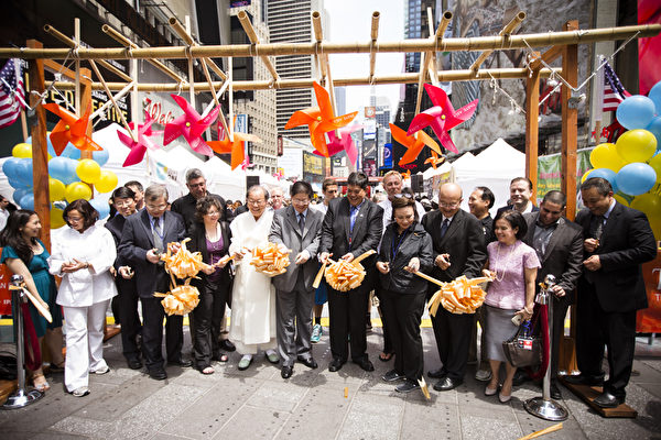 2015年6月26日中午12点,由新唐人电视台和《大纪元时报》联合主办的北美最大“亚洲美食节”在纽约时代广场鸣锣开幕。现场剪彩。(爱德华/大纪元) 2015年6月26日中午12点,由新唐人电视台和《大纪元时报》联合主办的北美最大“亚洲美食节”在纽约时代广场鸣锣开幕。现场剪彩。(爱德华/大纪元)