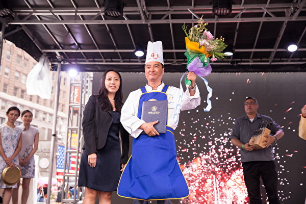 來自美國的東北菜廚師張濟光榮獲2015年第七屆新唐人「全世界中國菜廚技大賽」東北菜優秀獎。(戴兵/大紀元) 來自美國的東北菜廚師張濟光榮獲2015年第七屆新唐人「全世界中國菜廚技大賽」東北菜優秀獎。(戴兵/大紀元)