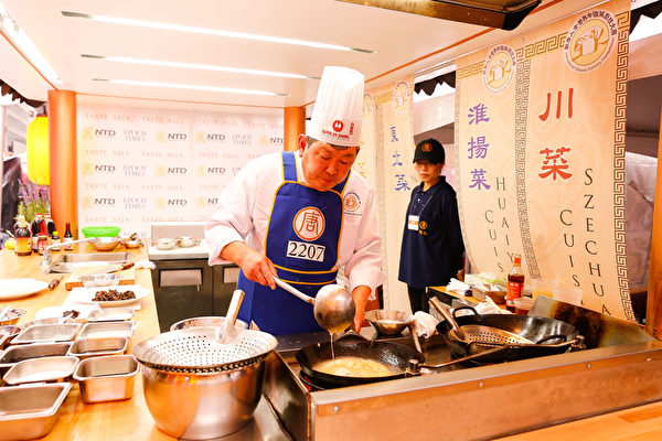 6月27日，来自美国马里兰的鲁菜师傅吴守功在纽约时代广场参加第七届新唐人全世界中国菜厨技大赛决赛。（戴兵/大纪元）