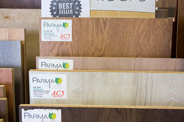 FMD Distributor有众多不同种类和安全的木地板品牌。来自瑞士的木地板。（李圆明／大纪元）
