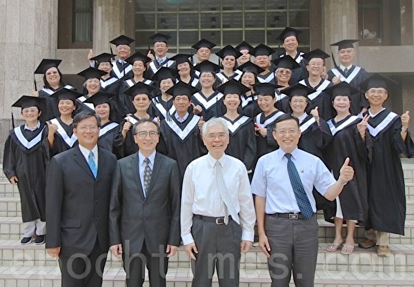 聯合大學第五屆「樂齡大學」結業典禮,師生合影留念。(陳文敏 /大紀元) 聯合大學第五屆「樂齡大學」結業典禮,師生合影留念。(陳文敏 /大紀元)