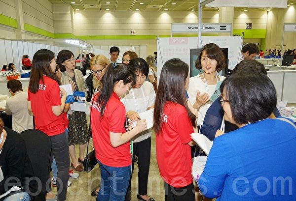 2015世界護士大會6月19~23日在韓國首爾國際會展中心(Ceox)舉行。來自世界各國的醫護人員、專家教授、政府官員在會展現場簽名反對中共活摘器官。(金國煥/大紀元) 2015世界護士大會6月19~23日在韓國首爾國際會展中心(Ceox)舉行。來自世界各國的醫護人員、專家教授、政府官員在會展現場簽名反對中共活摘器官。(金國煥/大紀元)