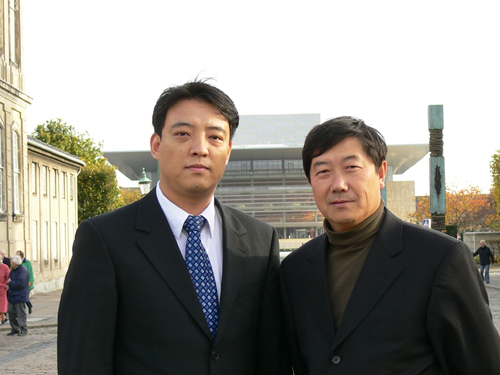 原610警官郝凤军曾亲眼看到过丹麦居民、法轮功学员朱学智当年申请难民时的申请材料、护照复印件、妻子的个人材料及个人财产情况。图为2005年11月10日,郝凤军在丹麦首都哥本哈根出席演讲会时与朱学智合影。(文俊/大纪元) 原610警官郝凤军曾亲眼看到过丹麦居民、法轮功学员朱学智当年申请难民时的申请材料、护照复印件、妻子的个人材料及个人财产情况。图为2005年11月10日,郝凤军在丹麦首都哥本哈根出席演讲会时与朱学智合影。(文俊/大纪元)