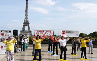 艾菲尔铁塔下世界游客谴责中共迫害法轮功