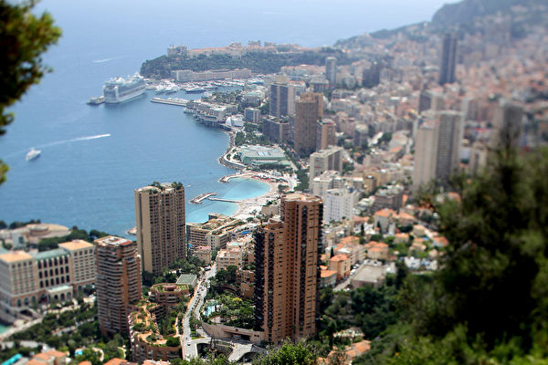 在摩納哥依山傍海的蒙地卡羅(Monte Carlo)棕櫚樹成蔭的格雷斯公主大道上,2014年的房價創下紀錄。(VALERY HACHE/AFP ImageForum) 在摩納哥依山傍海的蒙地卡羅(Monte Carlo)棕櫚樹成蔭的格雷斯公主大道上,2014年的房價創下紀錄。(VALERY HACHE/AFP ImageForum)