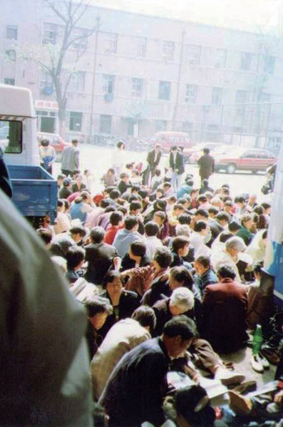 1999年4月21日,法轮功学员去天津教育学院和平反映情况。没想到天津公安局竟殴打学员,并于23日开始驱逐与抓人。(明慧网) 1999年4月21日,法轮功学员去天津教育学院和平反映情况。没想到天津公安局竟殴打学员,并于23日开始驱逐与抓人。(明慧网)