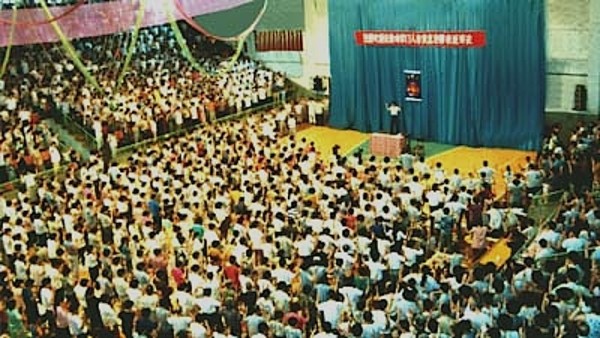1994年7月,辽宁省大连市,李洪志师父在中国法轮功大连第二期传授班上讲法传功。(明慧网) 1994年7月,辽宁省大连市,李洪志师父在中国法轮功大连第二期传授班上讲法传功。(明慧网)