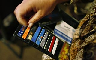美消费者信用卡债务激增 潜在危机迹象出现