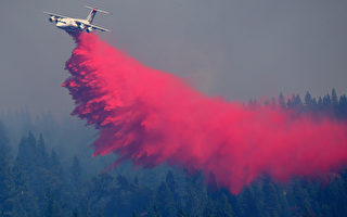 圣贝纳迪诺县山火又起 灭火飞机受无人机干扰