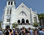 自从6月17日南卡罗莱纳州查尔斯顿枪击案后,种族仇恨又重新引起了美国社会的重视。图为查尔斯顿的社区教堂悼念遭屠杀的9名罹难者。(MLADEN ANTONOV/AFP/Getty Images)