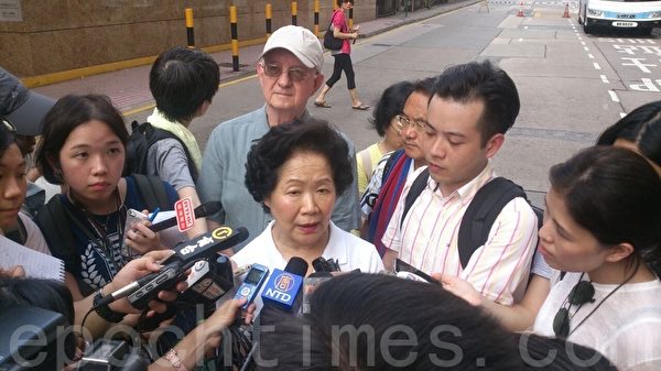 前政务司长陈方安生亦出来参加七一游行,并接受媒体采访。(孙青天/大纪元) 前政务司长陈方安生亦出来参加七一游行,并接受媒体采访。(孙青天/大纪元)