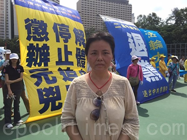7.1大游行,来自大陆的维权人士黄燕支持诉江,并表示愿意真名诉江。(余钢/大纪元) 7.1大游行,来自大陆的维权人士黄燕支持诉江,并表示愿意真名诉江。(余钢/大纪元)